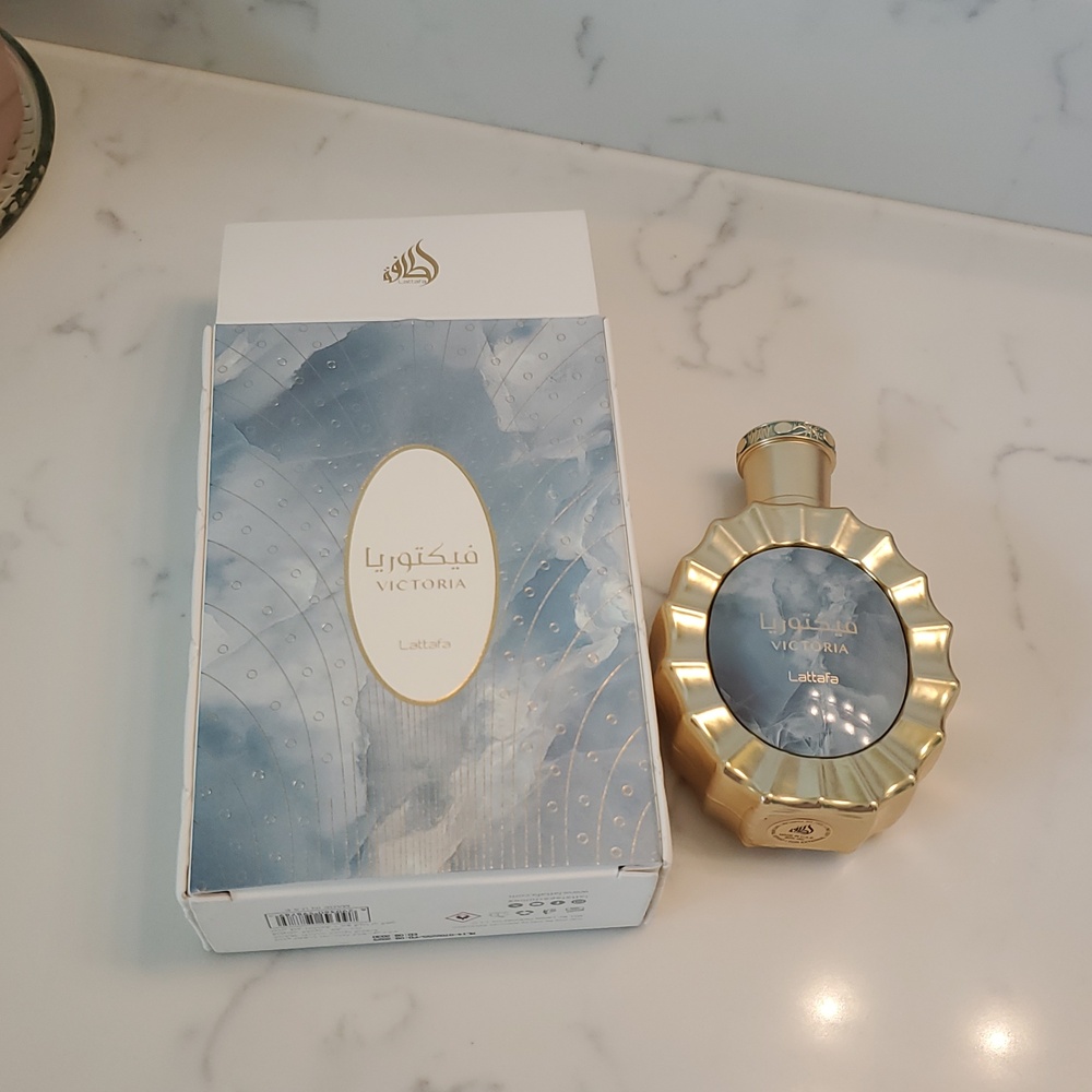 Lattafa Victoria Women’s Fragrance - Gold and Blue. Only Spray Four Times - Picture 7 of 7
